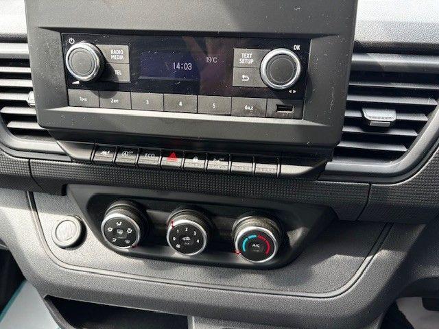 Renault Trafic image 12